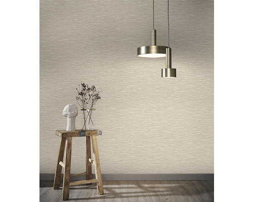Innenraum mit Mustertapete, Hocker und Lampe