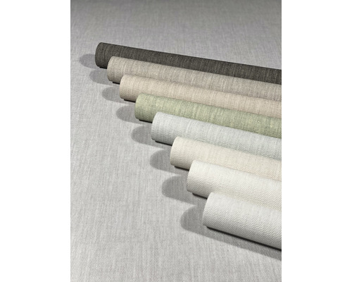 Verschiedenfarbige Stoffbahnen aufgereiht