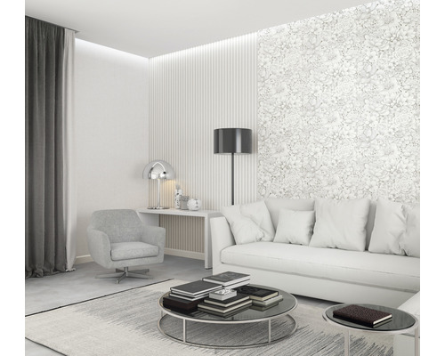 Modernes Wohnzimmer mit Sofa, Sessel, Teppich und floraler Tapete