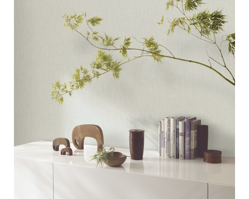 Dekoratives Zimmer mit Tapete, Möbeln und Accessoires