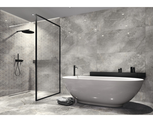 Modernes Badezimmer mit Dusche, Badewanne und grau gemusterten Fliesen.