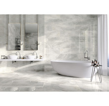 Helles Badezimmer mit Badewanne, Waschbecken, Spiegel und Fliesen in Marmoroptik