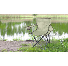 Campingstuhl mit Getränkehalter und Angelrute am Seeufer