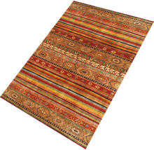 Teppich mit Streifenmuster und orientalischen Elementen