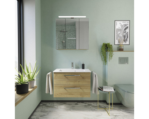 Modernes Badezimmer mit Waschtisch, Spiegelschrank und Toilette in einem hellen, freundlichen Design
