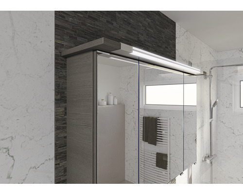 Badezimmer mit Spiegelschrank mit Beleuchtung und Handtüchern