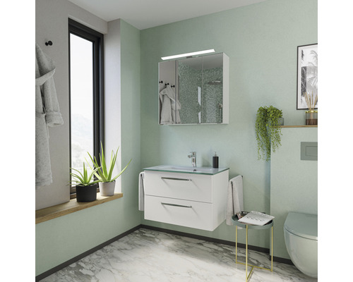 Badezimmer mit Waschtisch, Spiegelschrank und Toilette in hellem Design