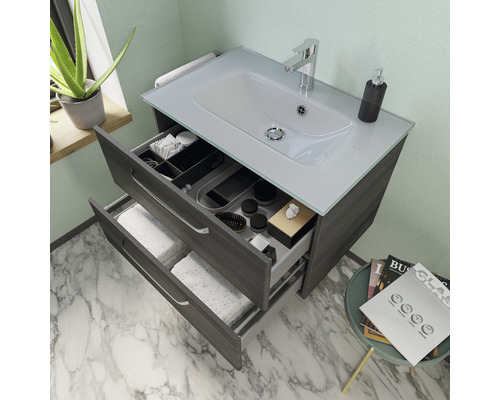 Waschtisch mit Schubladen, Waschbecken und Armatur im Badezimmer