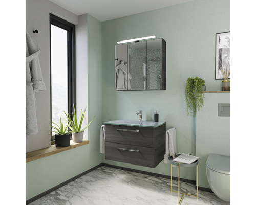 Badezimmer mit Waschtischunterschrank, Spiegelschrank und Fenster für eine helle Atmosphäre