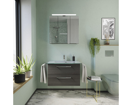 Modernes Badezimmer mit Waschtischunterschrank, Spiegelschrank mit Beleuchtung und Toilette.