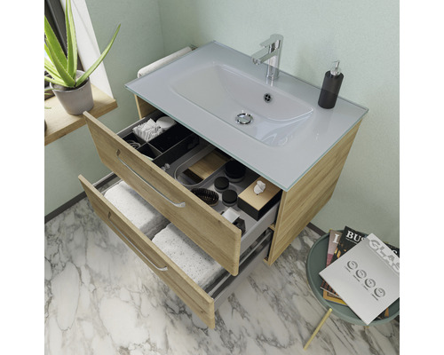 Waschtisch mit zwei offenen Schubladen im Badezimmer