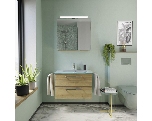 Helles Badezimmer mit Waschtisch, Spiegelschrank und Dekoration