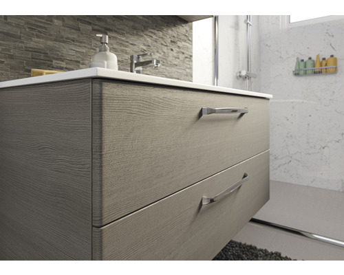 Badezimmer mit Unterschrank mit Schubladen und Waschbecken