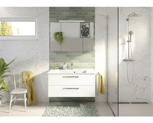 Helles Badezimmer mit Waschtisch, Spiegelschrank, Dusche und Fenster