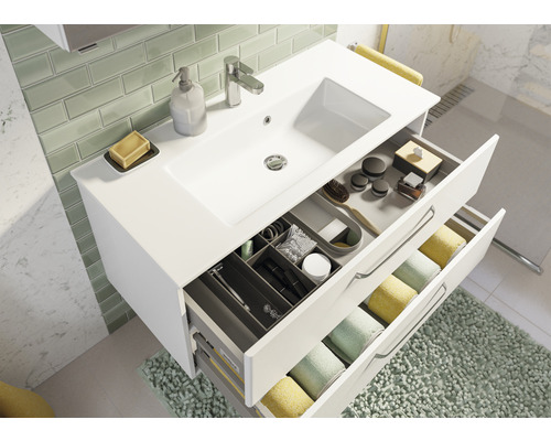 Waschtischunterschrank mit offenem Schubladensystem und Badezimmerutensilien