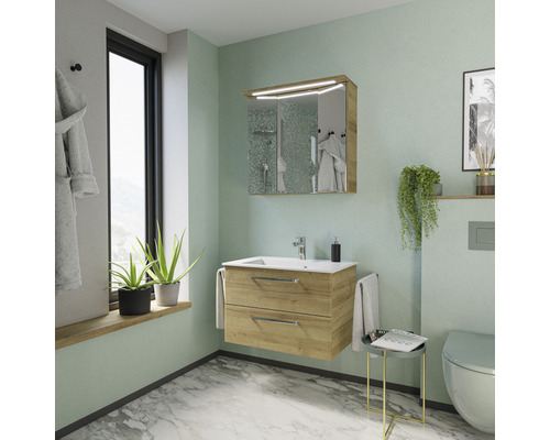 Modernes Badezimmer mit Waschtischunterschrank, Spiegelschrank mit Beleuchtung und Toilette