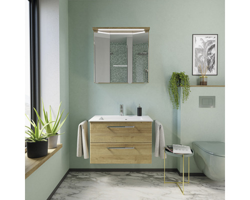 Modernes Badezimmer mit Waschtischunterschrank, Spiegelschrank mit Beleuchtung und Toilette