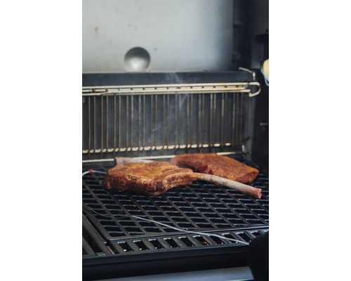 Zwei Tomahawk Steaks auf einem Grill