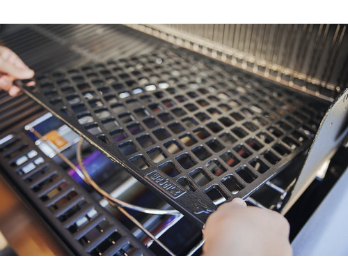 Grillrost wird in einen Grill eingesetzt