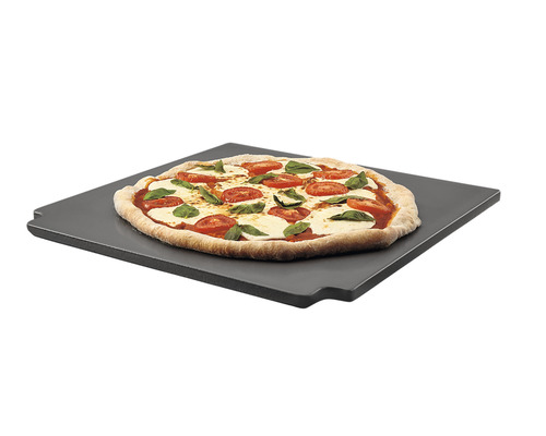 Pizza auf einem Pizzastein
