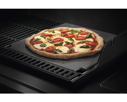 Pizza auf Pizzastein im Grill