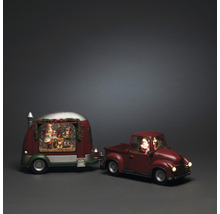 Dekorative Spielzeug-Szene mit Weihnachtsmann im Pickup mit Wohnwagen