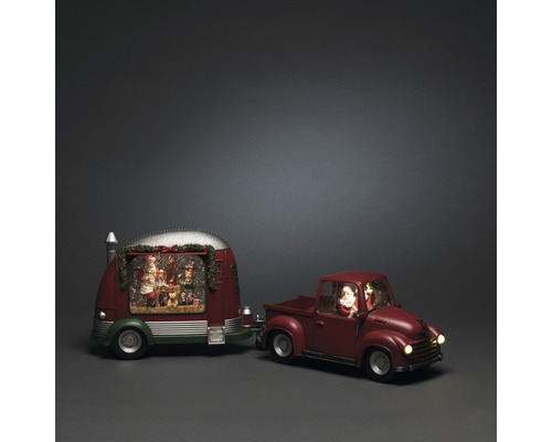 Dekorative Spielzeug-Szene mit Weihnachtsmann im Pickup mit Wohnwagen
