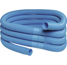 Blauer Schwimmbadschlauch gerollt