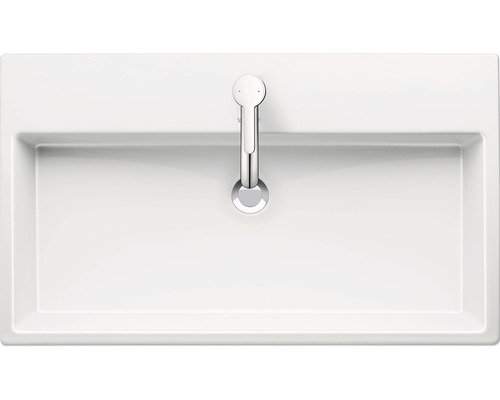 Aufnahme von oben eines weißen Waschbeckens mit Armatur