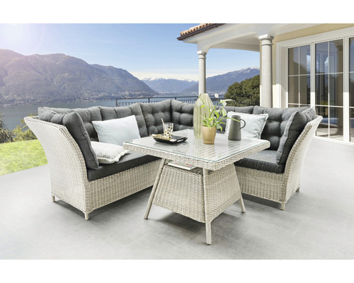 Gartensitzgruppe mit Ecksofa, Tisch mit Glasplatte und Kissen auf Terrasse mit Seeblick