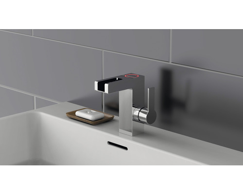 Waschtischarmatur aus Metall auf einem Waschbecken