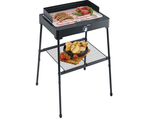 Elektrischer Standgrill mit Würstchen, Paprika, Brot und Tomaten auf einem Regal