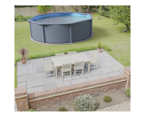 Gartenansicht mit Pool und Sitzgruppe auf der Terrasse