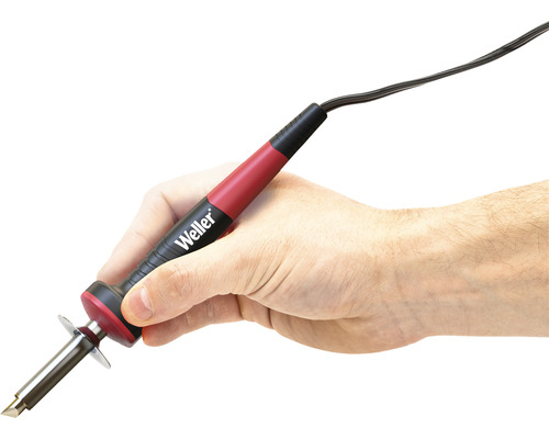 Hand hält Lötkolben der Marke Weller