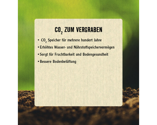 Informationstafel: CO2 Speicher für mehrere hundert Jahre, erhöhtes Wasser- und Nährstoffspeichervermögen, sorgt für Fruchtbarkeit und Bodengesundheit, bessere Bodenbelüftung