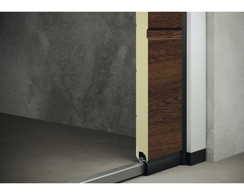 Detailansicht einer Garagentor-Bodenabdichtung mit Führungsschiene