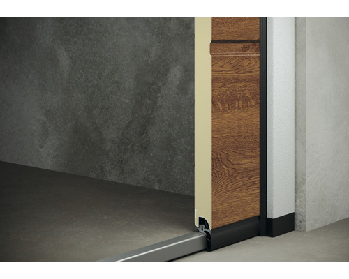 Detailansicht einer Garagentor-Bodenschiene aus Metall und Holztorblatt