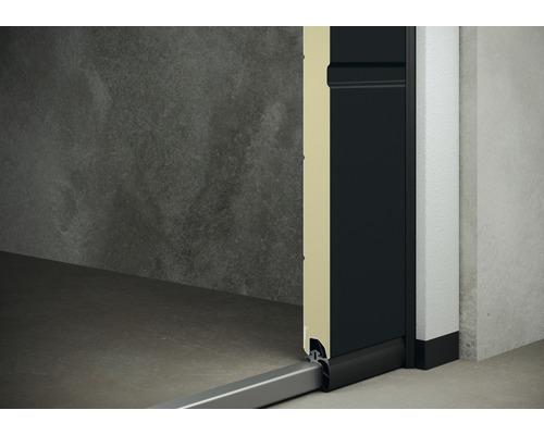 Detailansicht eines Garagentoranschlusses mit Isolierung und Bodenschiene