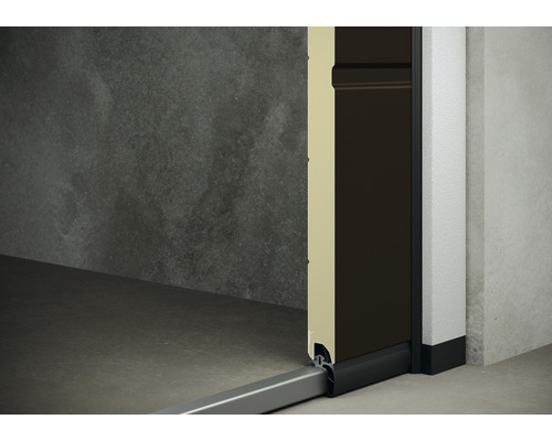 Detailansicht einer Garagentür mit Bodenprofil und Dichtung