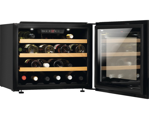 Weinlagerschrank mit geöffneter Tür und Weinflaschen auf Holzregalen