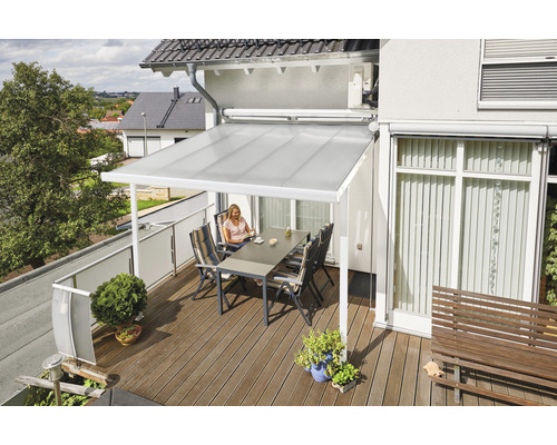 Terrasse mit Terrassenüberdachung, Tisch und Stühlen