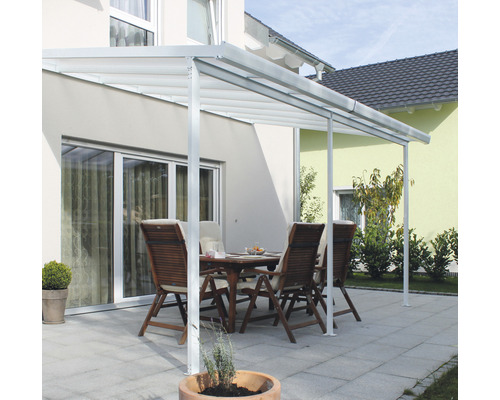 Terrasse mit heller Terrassenüberdachung, Tisch und Stühlen