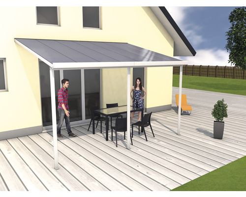 Terrassenüberdachung mit Terrassenmöbeln und Personen