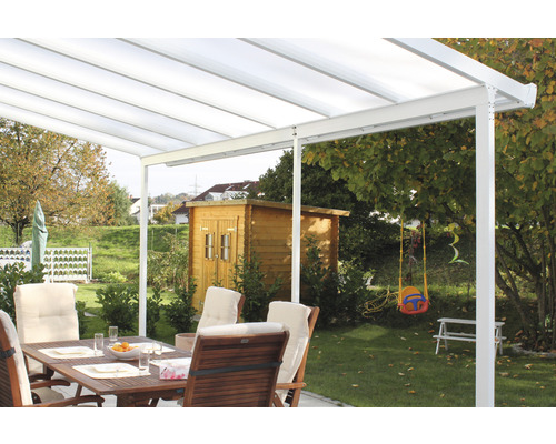 Terrasse mit Terrassenüberdachung, Gartenmöbeln und Gartenschuppen im Hintergrund