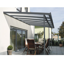 Terrasse mit Überdachung und Sitzgruppe
