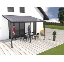 Terrassenüberdachung mit Tisch und Stühlen auf einer Terrasse