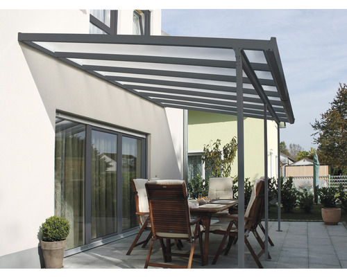 Terrassenüberdachung mit Esstisch und Stühlen