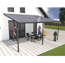 Terrassenüberdachung mit Tisch und Stühlen auf einer Terrasse