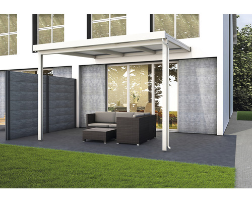 Terrassenüberdachung gutta Premium Acryl klar 309 x 306 cm weiß Terrassenüberdachung aus Aluminium mit Gartenmöbeln vor einem Wohnhaus
