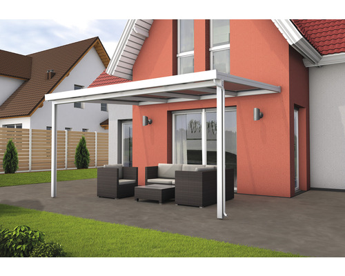 Terrassenüberdachung aus Aluminium mit Sitzgruppe im Garten